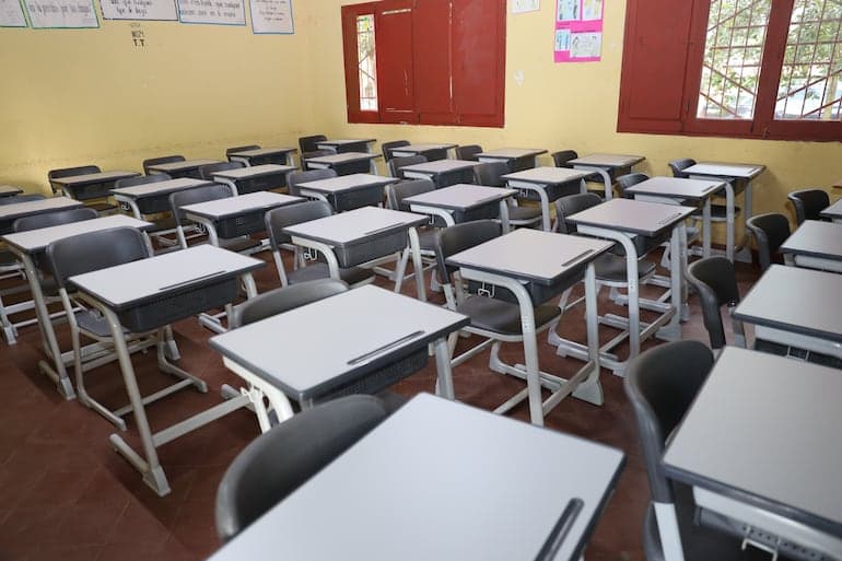 Itaipú ya entregó el 80% de los pupitres chinos