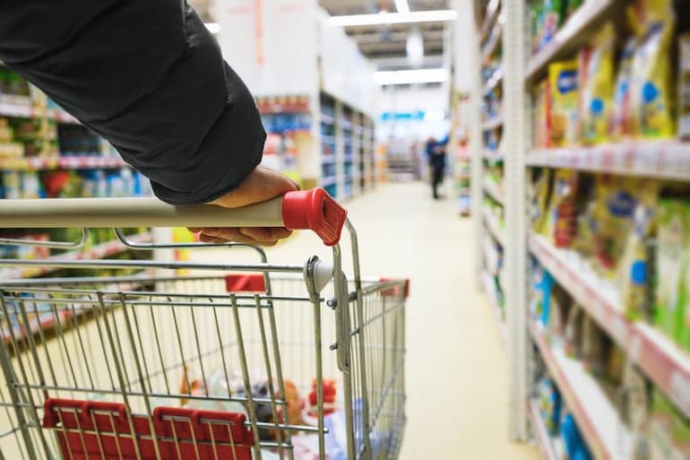 Índice de confianza del consumidor retrocede a zona de pesimismo en junio