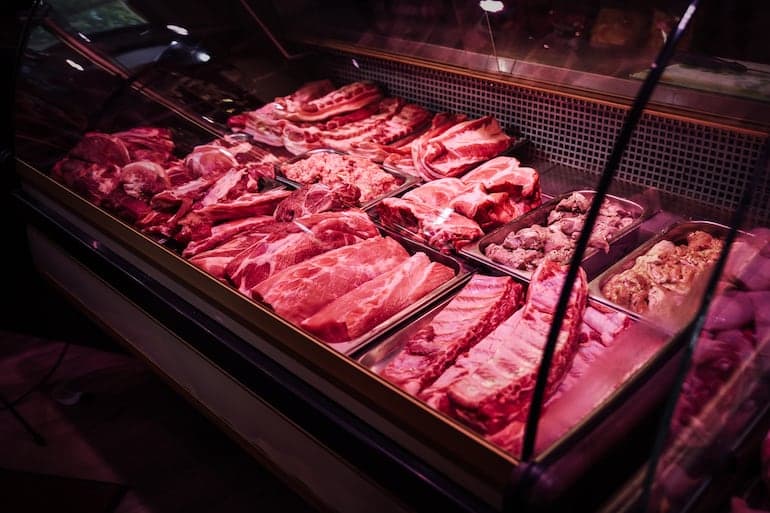 Alza de precios de carne fuerza a consumidores a cortes de segunda, mientras Pettengill sugiere resignación con ‘carne para guiso’