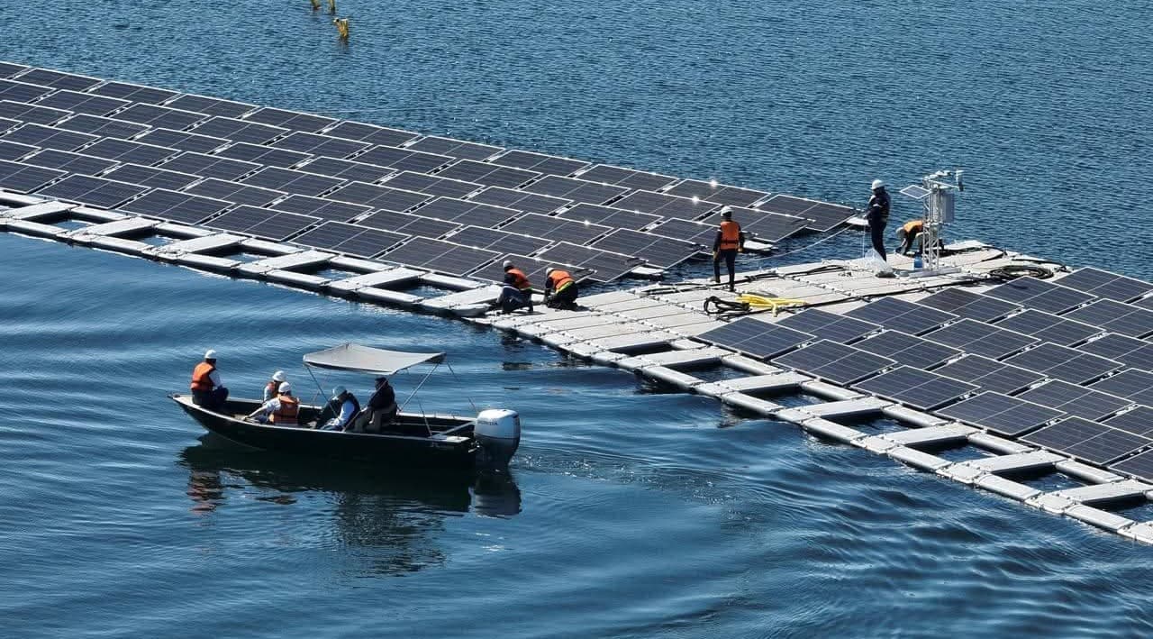Presidente en ejercicio visitó la planta solar flotante de Itaipú