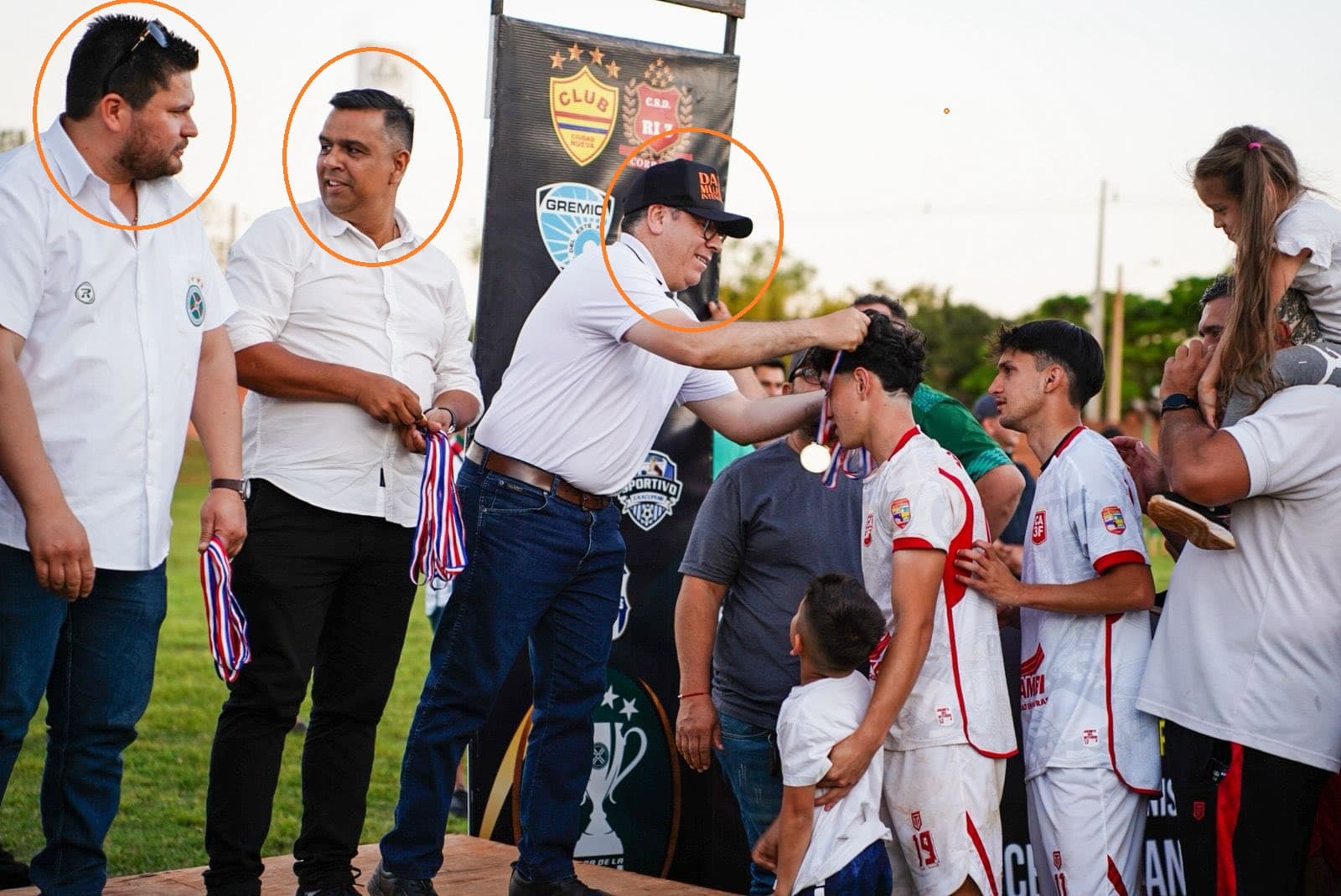Mujica mancilla el fútbol paranaense con su grotesca campaña política en final de campeonato