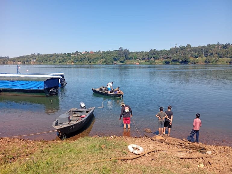 Rescate naval en Puerto Triunfo: extraen auto que cayó al río Paraná