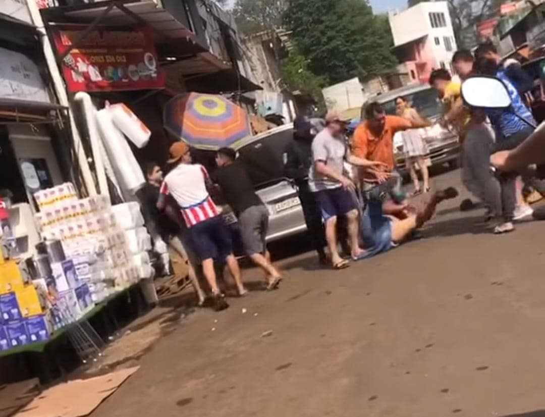 Comerciantes “corrigen” a golpes a recaudador de Ale Martínez en el Mercado de Abasto