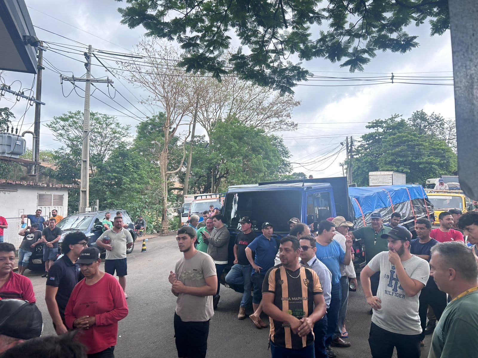 Transportistas menores bloquean puerto en protesta por exigencia brasileña de normas internacionales