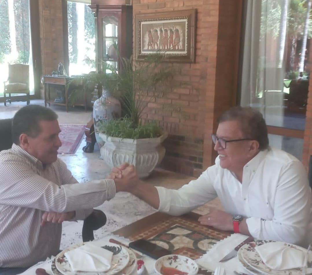 Honor Colorado da bienvenida a Nicanor Duarte Frutos, y crecen rumores de sacudida en el gabinete de Peña