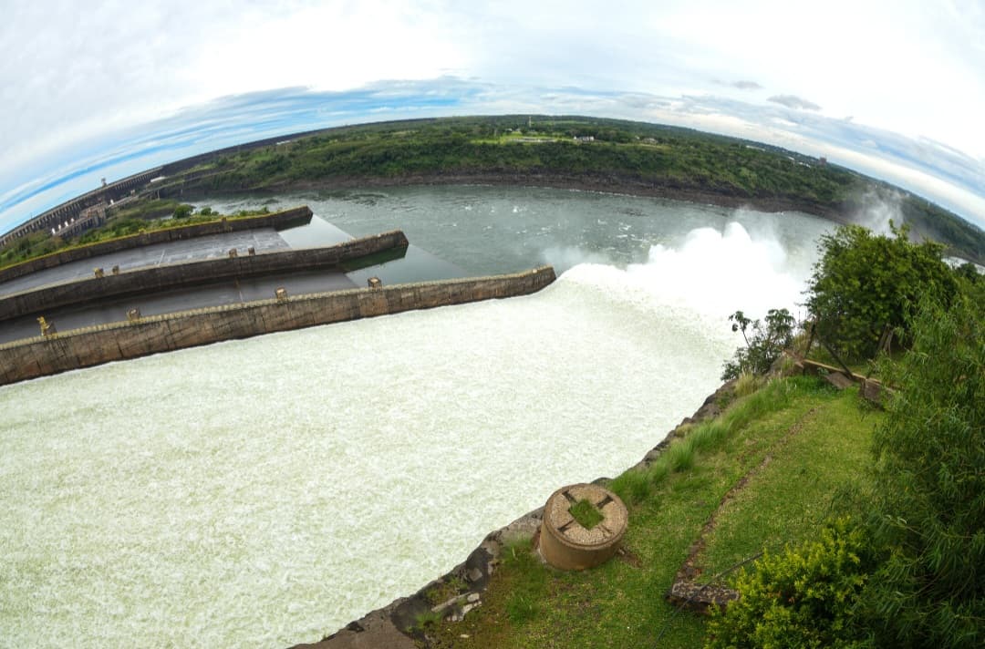 Itaipú reabre compuertas del vertedero por segunda vez y genera imponente espectáculo