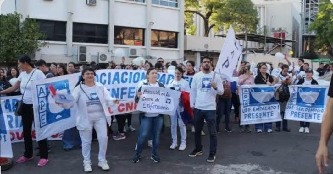 Enfermeras marchan exigiendo medicamentos
