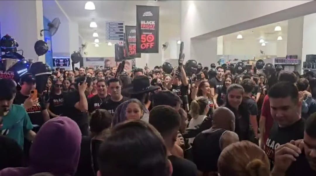 Compradores arrasan en el arranque del Black Friday en CDE