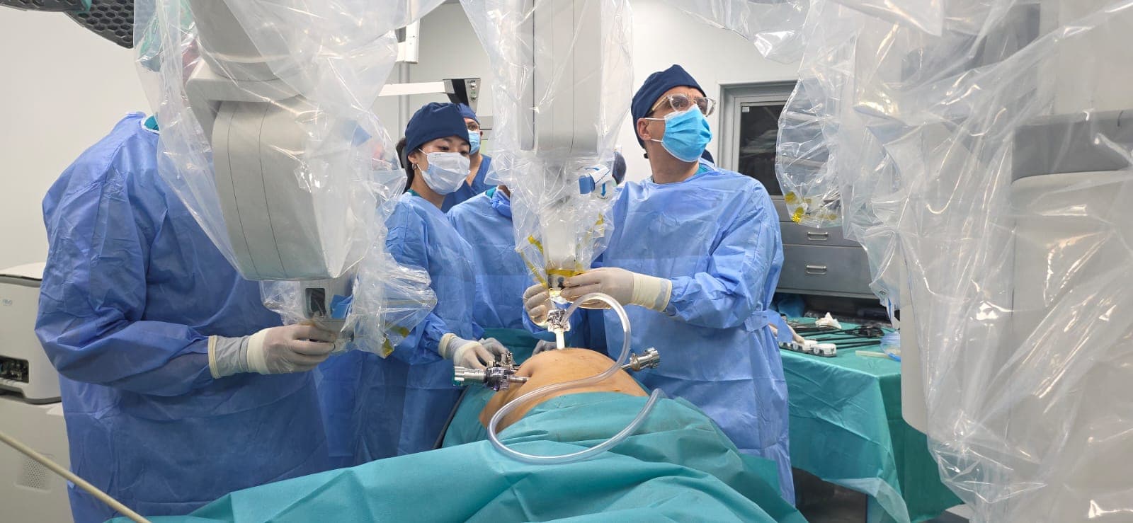 Médica paraguaya realiza primera cirugía robótica en Túnez