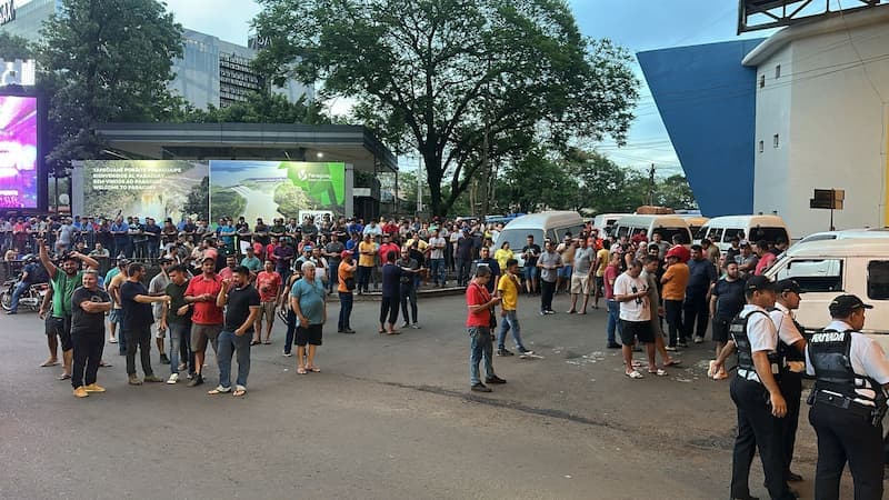 Paseros toman el predio de Puertos y amenazan con cerrar el puente