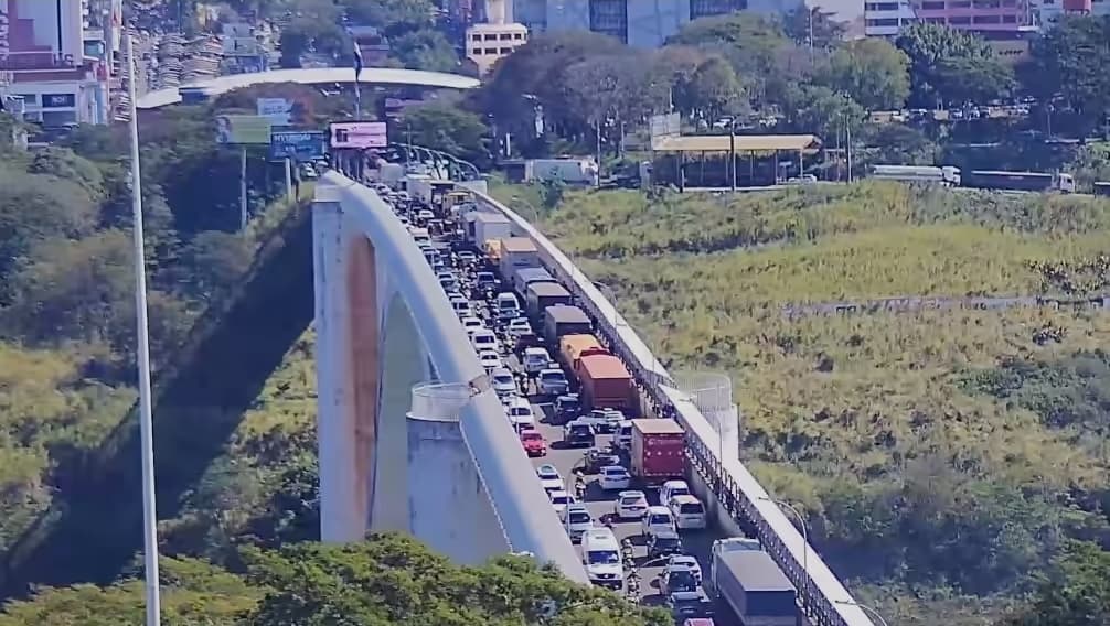 Receita Federal elimina el «despacho menor» e importadores amenazan con cerrar el Puente de la Amistad