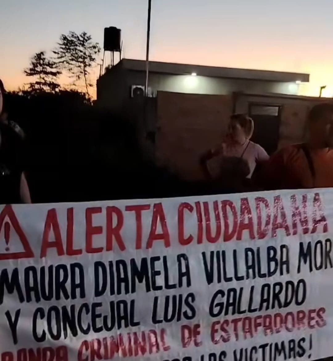 Escrachan a la “mega estafadora” Maura Villalba en su propia casa